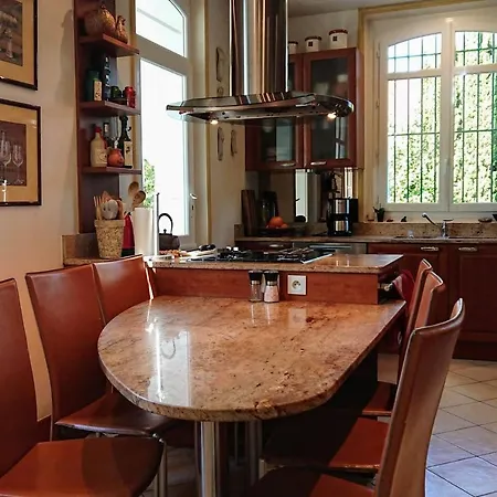 Villa De Caractere 8 A 15p, 350 M2 - 15 Mn Paris, 10 Mn Versailles *